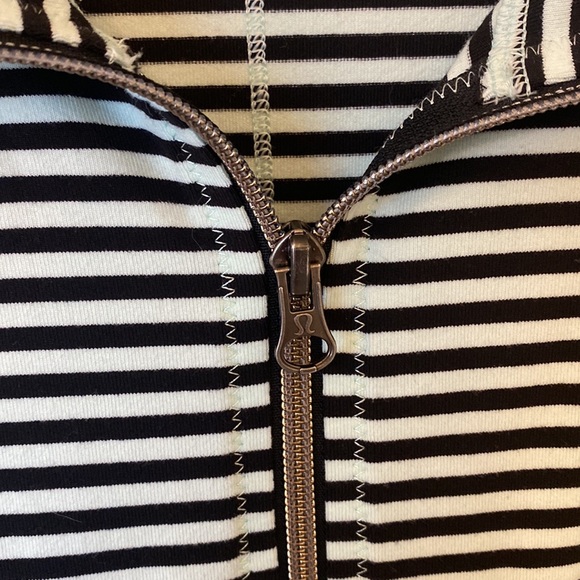 Lululemon jacket, black and teal. Size 8 - Picture 3 of 6